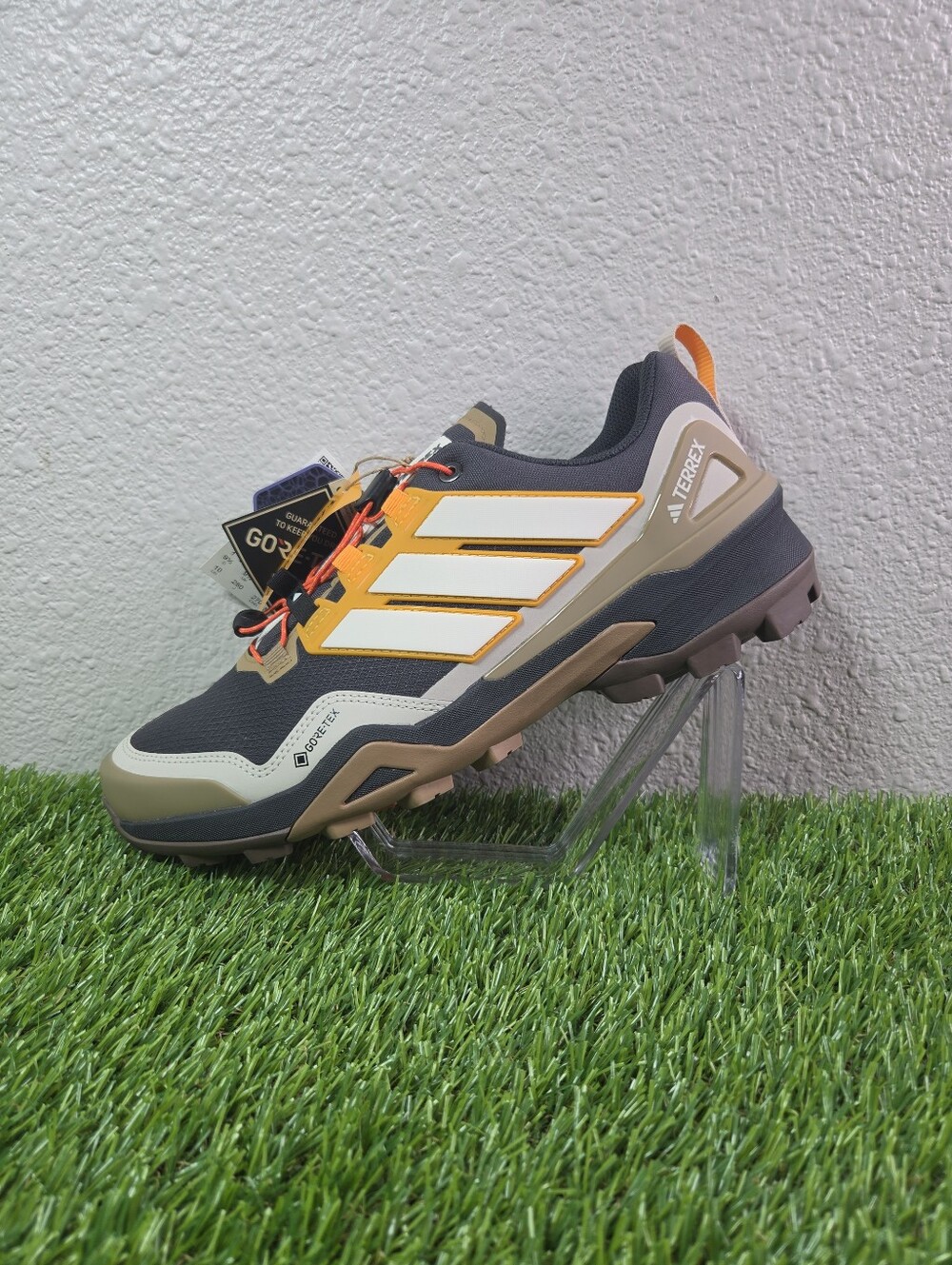 Adidas Terrex Skychaser GoreTeX Hiking Carbon Off White Tangerine JR3987 sz 10